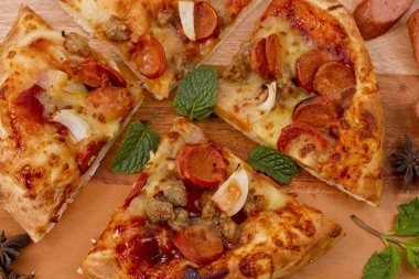 sığır eti sosisli pizza