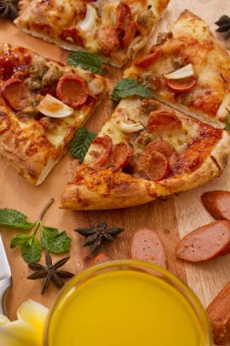 sığır eti sosisli pizza