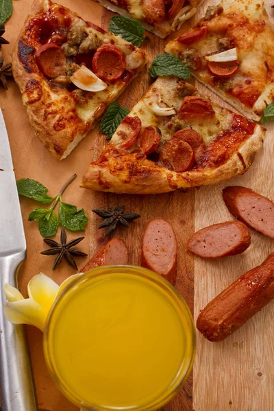 sığır eti sosisli pizza