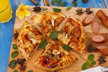 sığır eti sosisli pizza