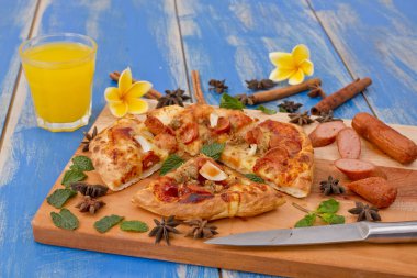 sığır eti sosisli pizza