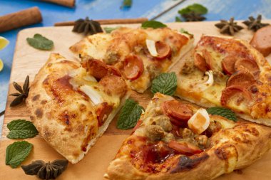 sığır eti sosisli pizza