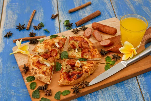 Pizza med nötkött korv — Stockfoto