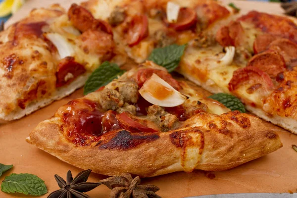 Pizza mit Rinderwurst — Stockfoto
