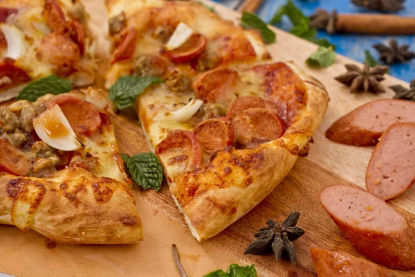 Pizza med nötkött korv — Stockfoto