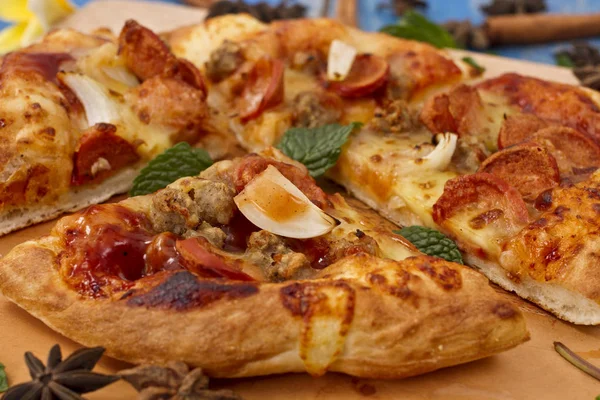 Pizza con salsiccia di manzo — Foto Stock