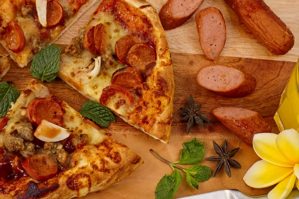 Pizza med nötkött korv — Stockfoto