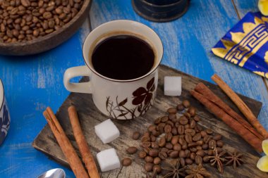 Bir fincan sıcak kahve.