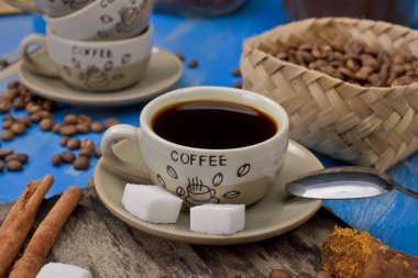 Bir fincan sıcak kahve.