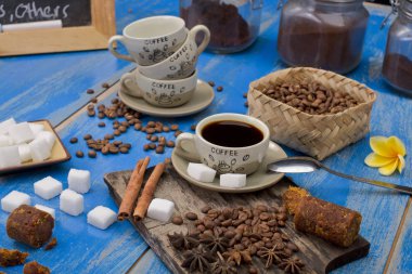 Bir fincan sıcak kahve.