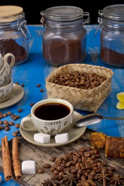 Bir fincan sıcak kahve.