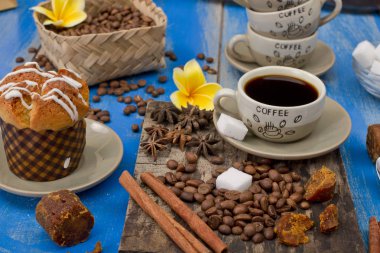 Bir fincan sıcak kahve.