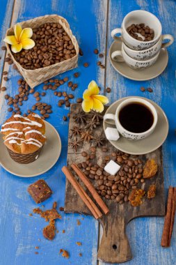 Bir fincan sıcak kahve.