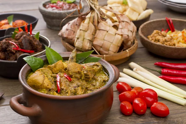 Endonezya tavuk köri 