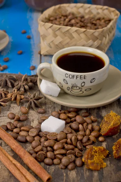 Bir fincan sıcak kahve.