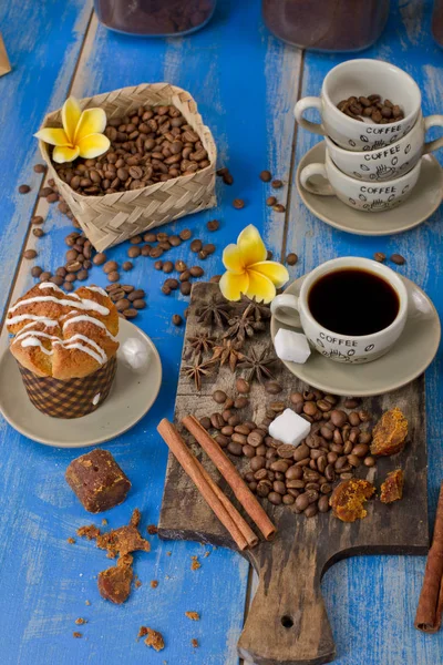 Bir fincan sıcak kahve.