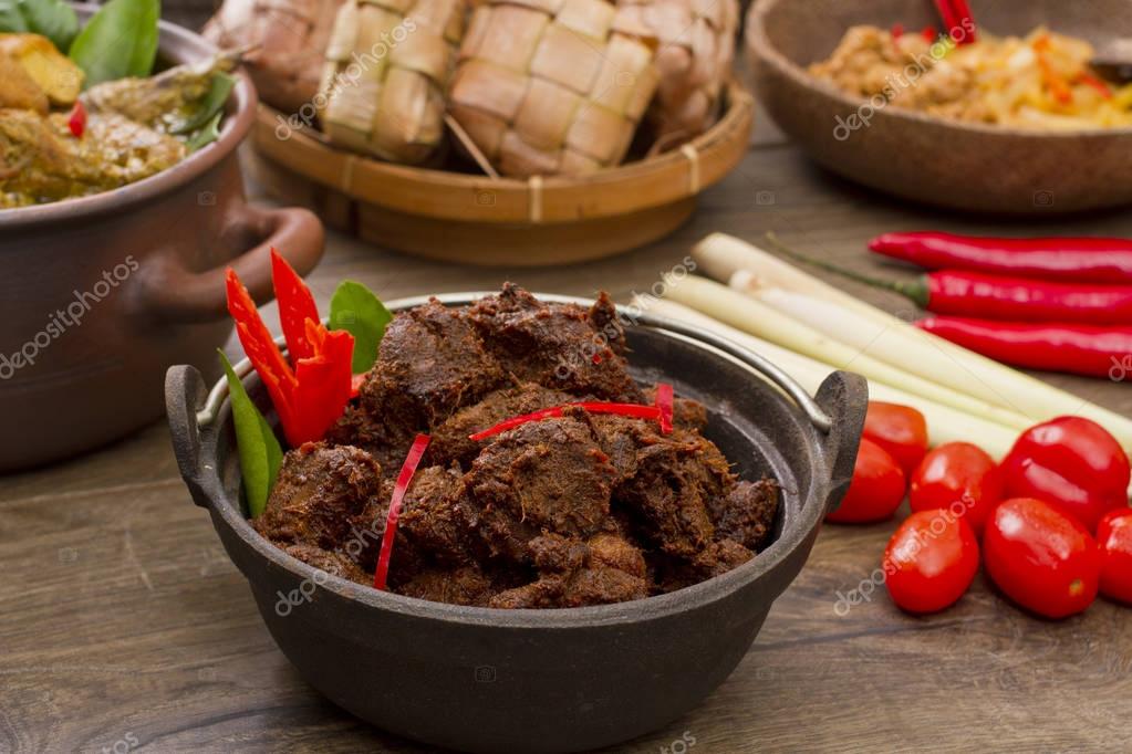 Beef rendang Indonesian food — Stock Photo © ismedhasibuan #164208082