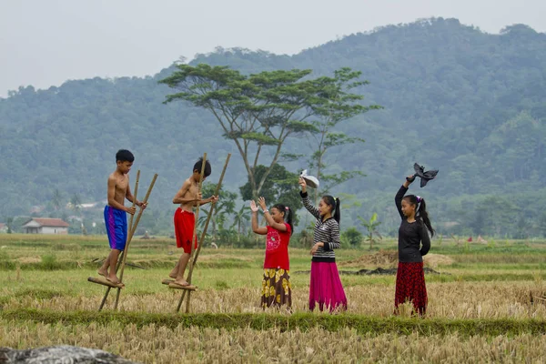 onların köyünde oynayan çocuklar