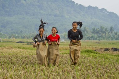 onların köyünde oynayan çocuklar