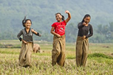 onların köyünde oynayan çocuklar