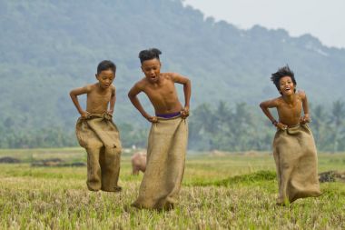 onların köyünde oynayan çocuklar