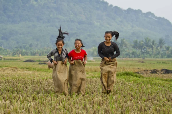 onların köyünde oynayan çocuklar