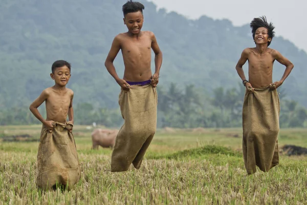 A falu játszó gyerekek — Stock Fotó