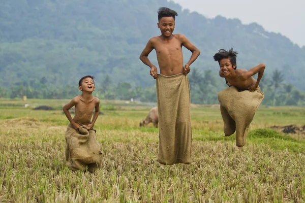 onların köyünde oynayan çocuklar