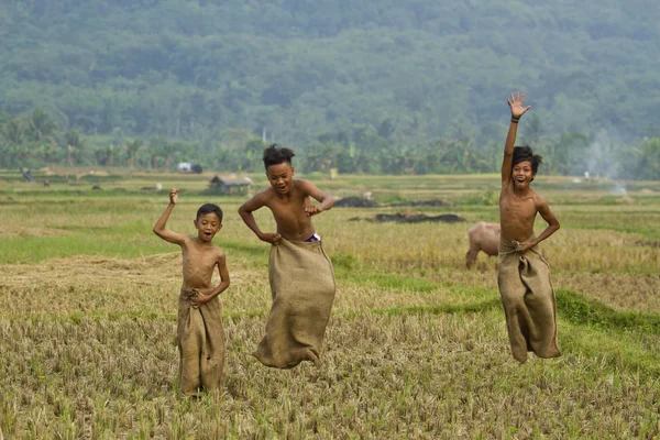 Dzieci podczas zabawy w ich wsi — Zdjęcie stockowe