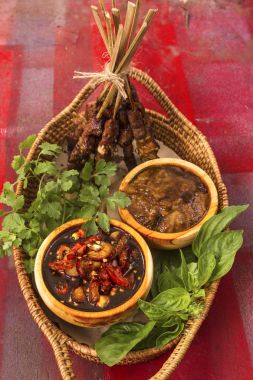 kambing, kuzu eti şiş doyurmak