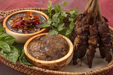 kambing, kuzu eti şiş doyurmak