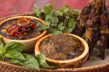 kambing, kuzu eti şiş doyurmak