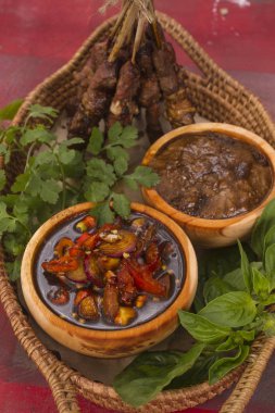 kambing, kuzu eti şiş doyurmak