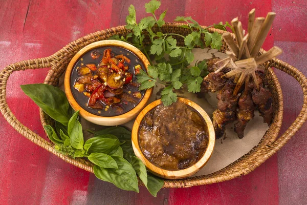 kambing, kuzu eti şiş doyurmak