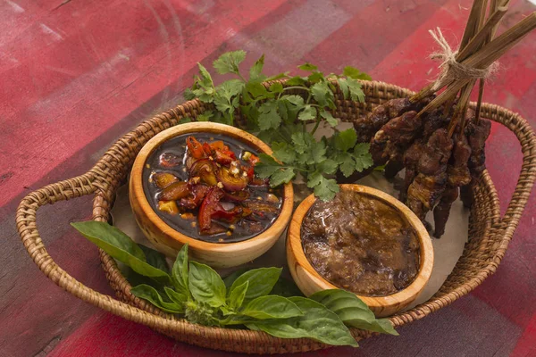 kambing, kuzu eti şiş doyurmak