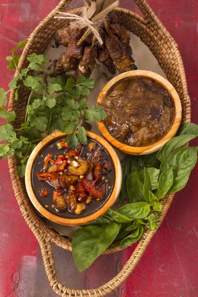 kambing, kuzu eti şiş doyurmak