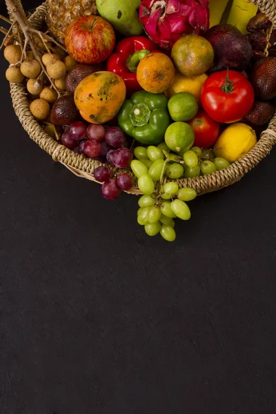 Frutta sul cestino — Foto Stock