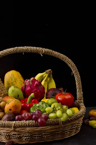 Frutta sul cestino — Foto Stock