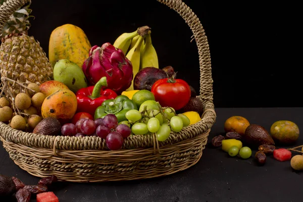 Frutta sul cestino — Foto Stock