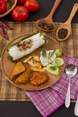 Kızarmış pirinç tuzlu balık