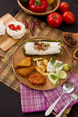 Kızarmış pirinç tuzlu balık