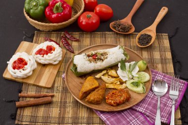 Kızarmış pirinç tuzlu balık