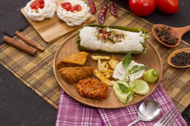 Kızarmış pirinç tuzlu balık