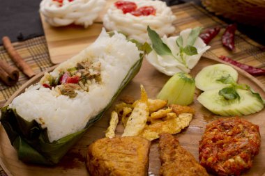 Kızarmış pirinç tuzlu balık