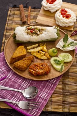 Kızarmış pirinç tuzlu balık