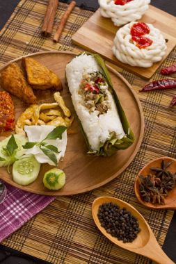 Kızarmış pirinç tuzlu balık