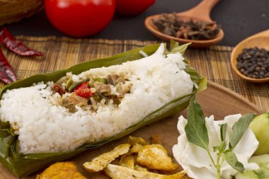 Kızarmış pirinç tuzlu balık