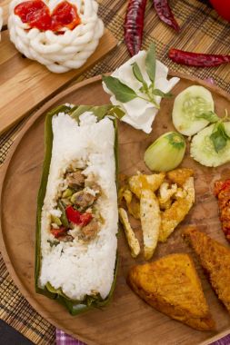 Kızarmış pirinç tuzlu balık