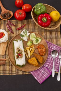 Kızarmış pirinç tuzlu balık