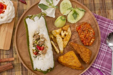 Kızarmış pirinç tuzlu balık